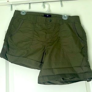 Size 8 GAP cargo shorts in olive green. Can be cuffed & snapped or uncuffed.